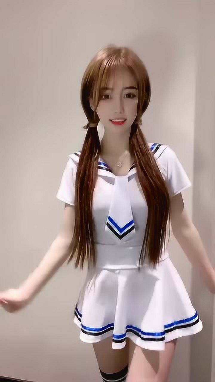 双马尾的萌妹子,这元气满满的样子,看着特别可爱