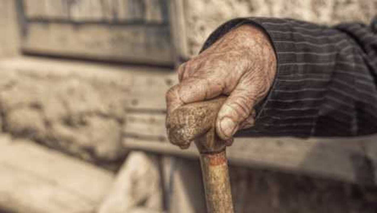 新型"啃老"出现了,可怜多数老人浑然不知,反而夸奖子女很孝顺