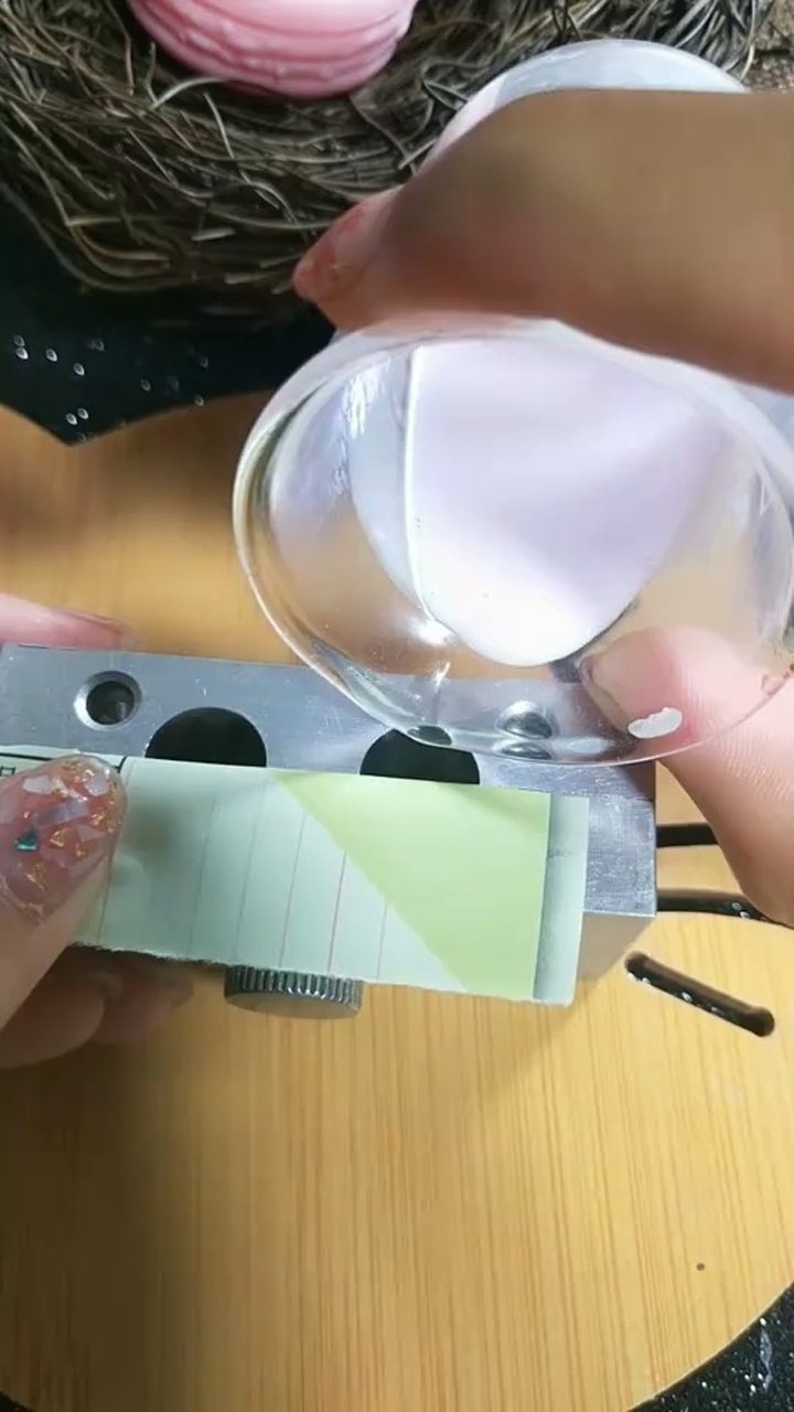 教你用一张纸片做双色口红