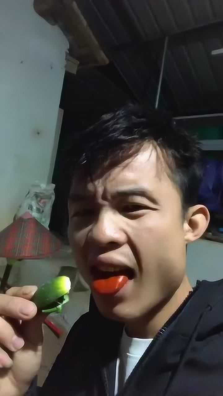 槟榔小哥吃槟榔吃到舌头红红的那种哦网友你这普通话真标准