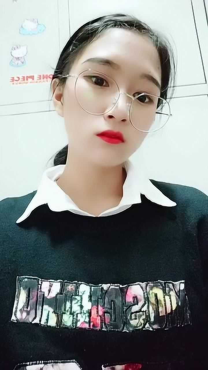 这个小姐姐火了戴上眼镜的样子真文静一定有很多人喜欢她吧