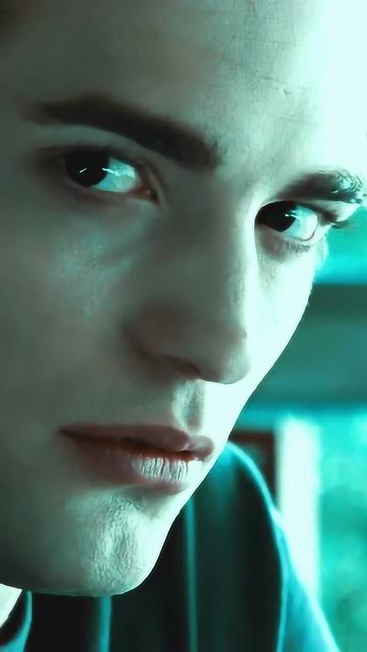 暮光之城男主的选角确实不错,一下子就找到了最适合角色的演员