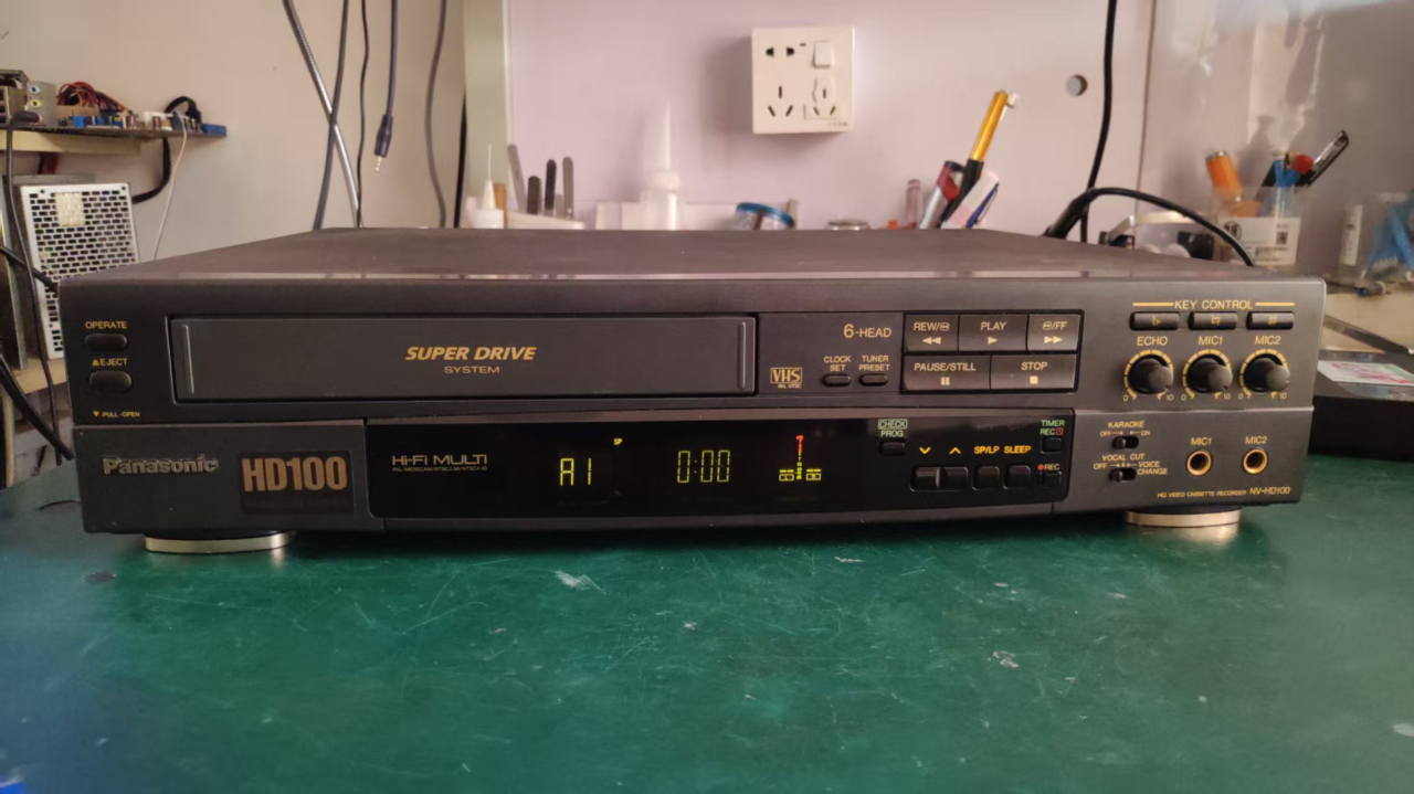 粉丝寄修一台松下hd100录像机,拆开发现里面有手机电池,有啥用