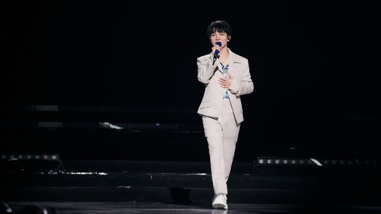 周深2024演唱《unstoppable》,音乐一响,巨星出场