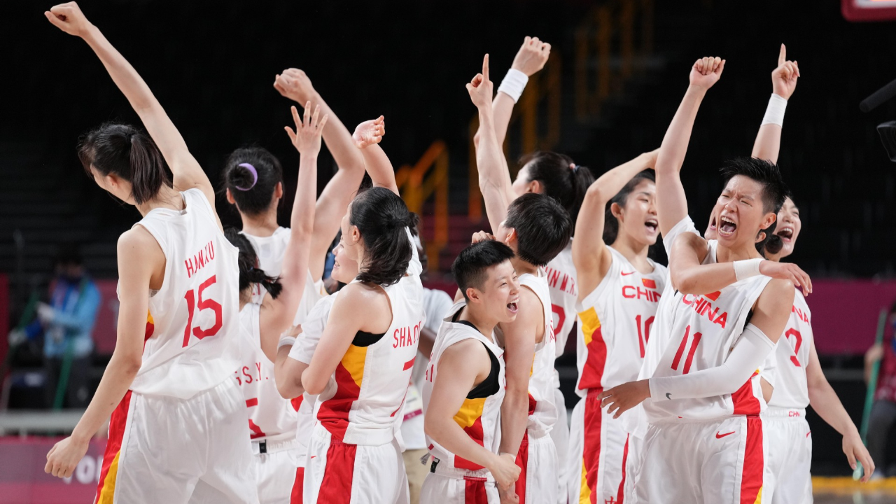 女篮众将身穿国家队战袍拿起道具玩起猜拳