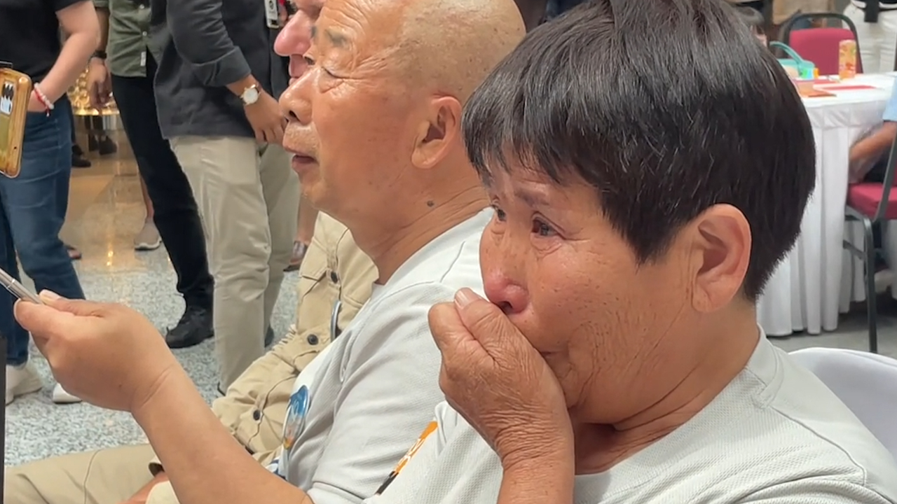 马航失踪十周年,中国家属哭泣:儿子才28岁,村里第一个大学生