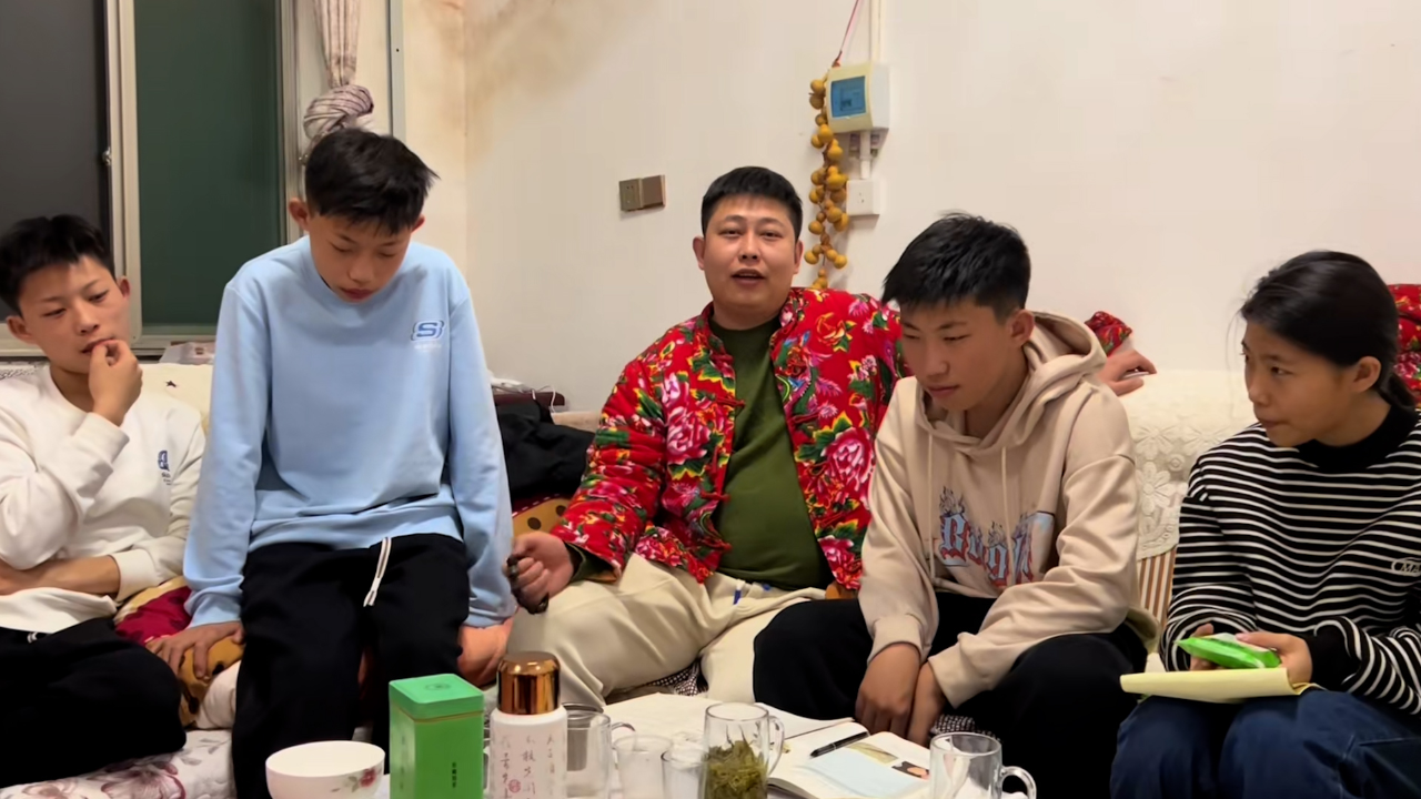 全网最会做饭的四胞胎奶哥,背后的女人才是关键,没她家早散了