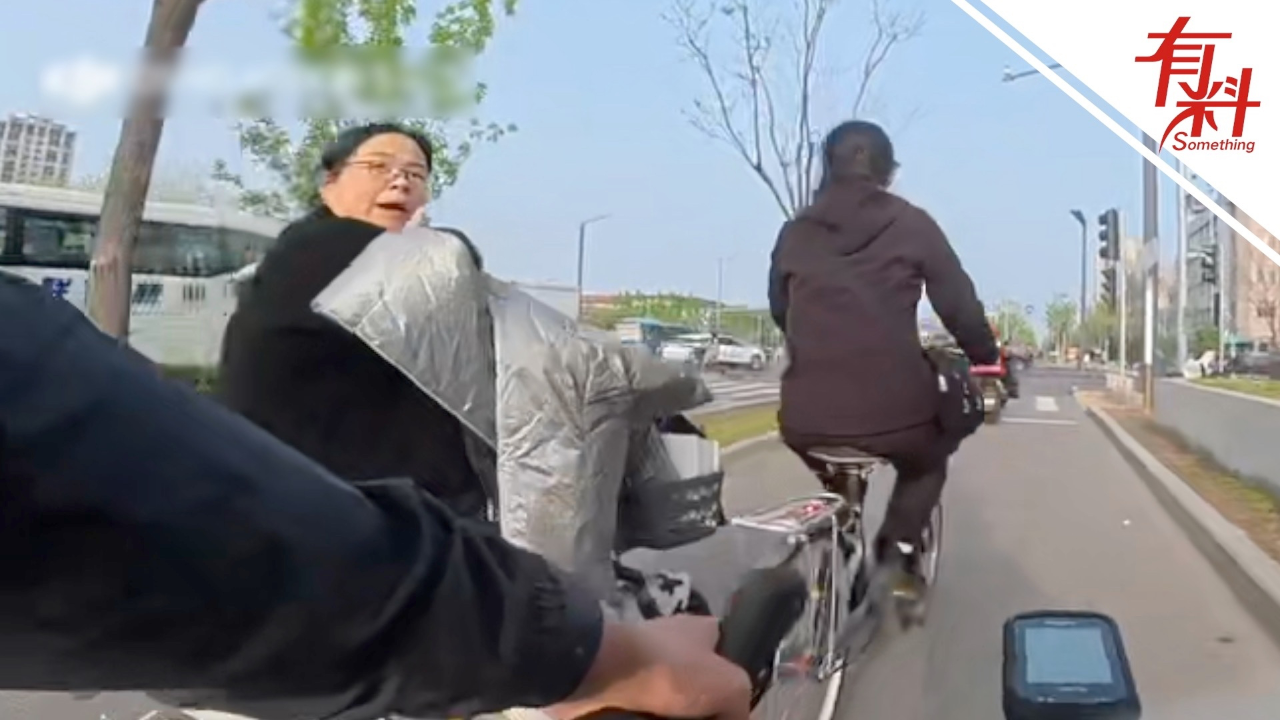破防了!大一男生路上偶遇小学班主任 老师一眼认出还叫出了名字_腾讯新闻