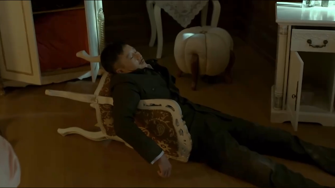 伪装者:阿诚赶到梁处长家,以为他死了,不料瞬间吓他一跳