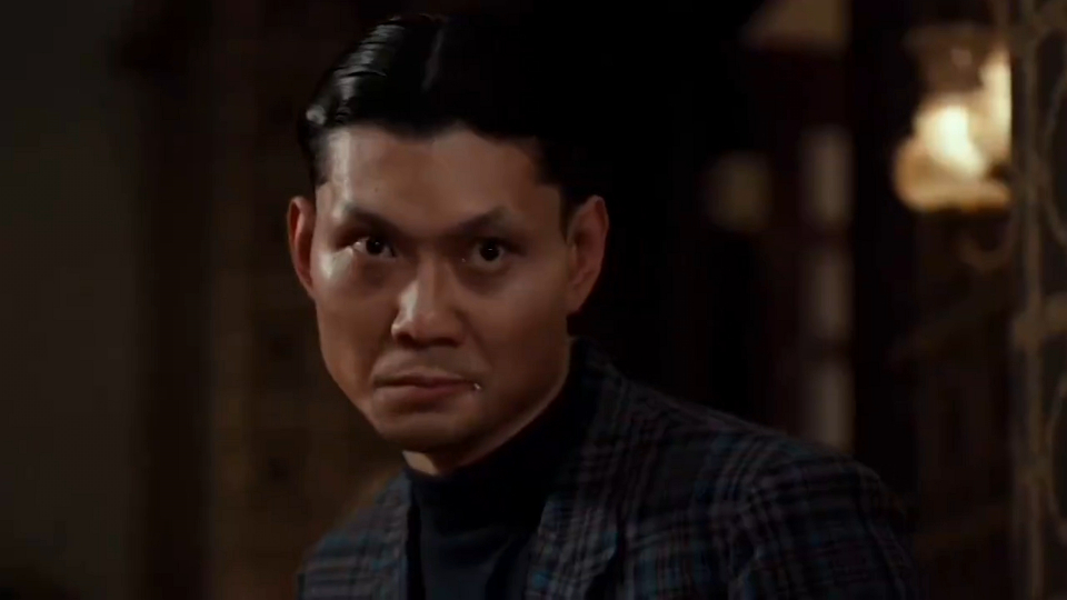 周比利玩阴的,竟拿手戳洪金宝屁股,下秒疼的嗷嗷叫