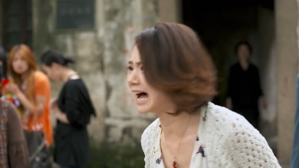 混混无法无天,光天化日强抢美女,穷小子立马上演英雄救美