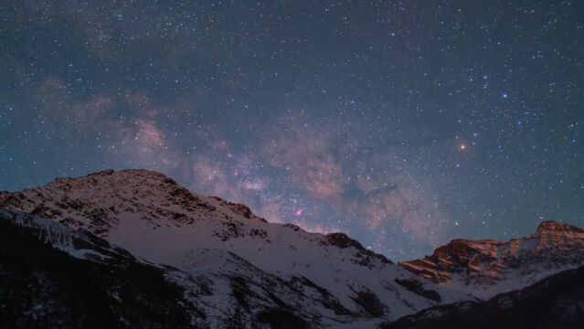 延时镜头记录下黄龙星空绝美一幕