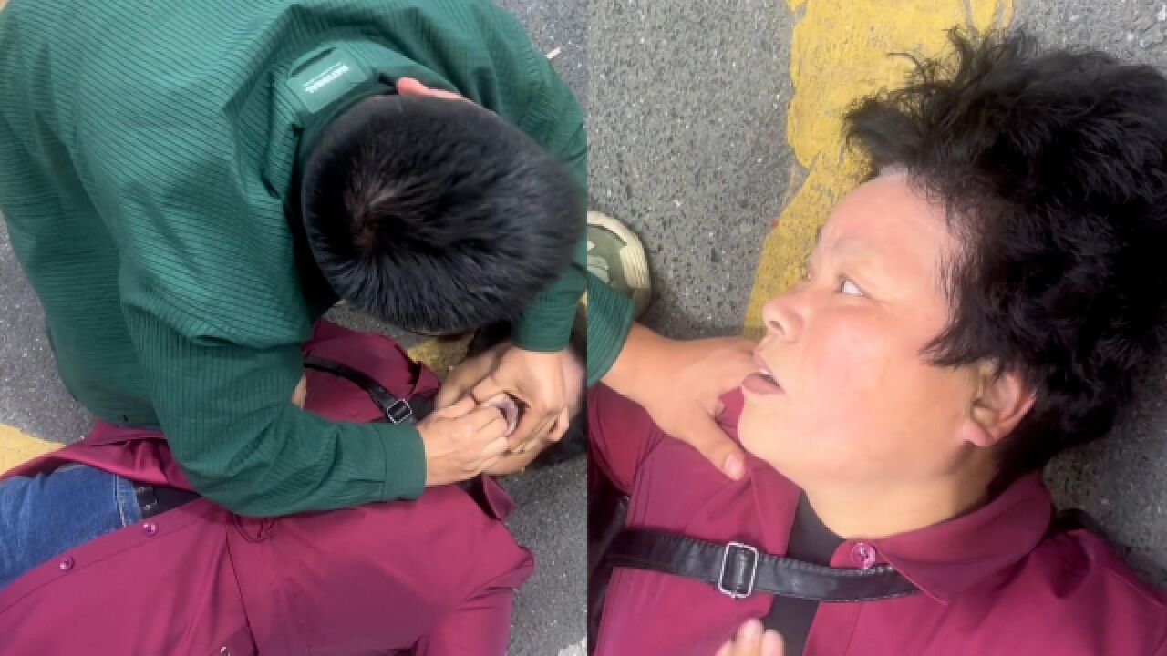 女子在路边倒地抽搐,暖心路人合力救援,成功将其救醒避免了意外