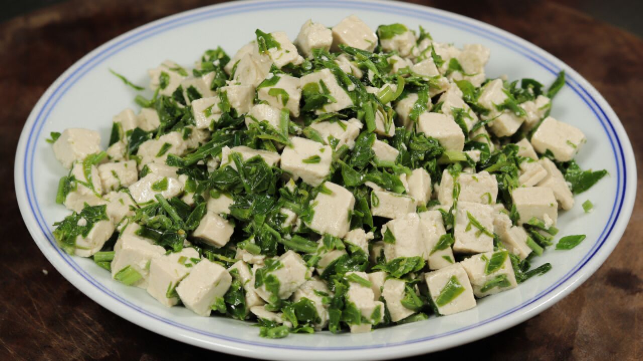 香椿拌豆腐,原来好吃的诀窍在这里,做法简单,口感鲜嫩清香