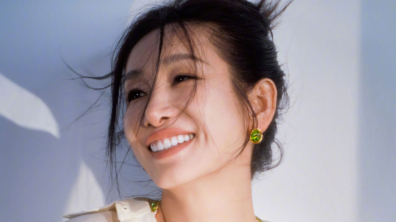 秦海璐买个防窥膜吧,看霸总小说被怼脸拍,网友攻占评论区