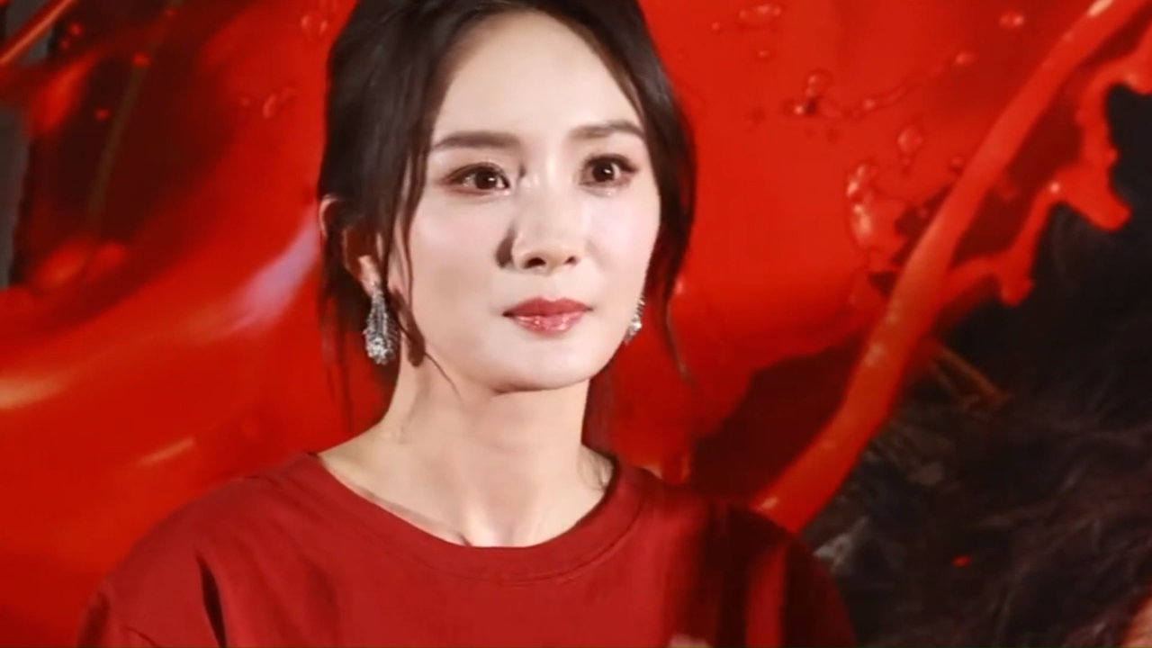 《一顿火锅》北京首映礼,杨幂在爸爸发言时反应可爱