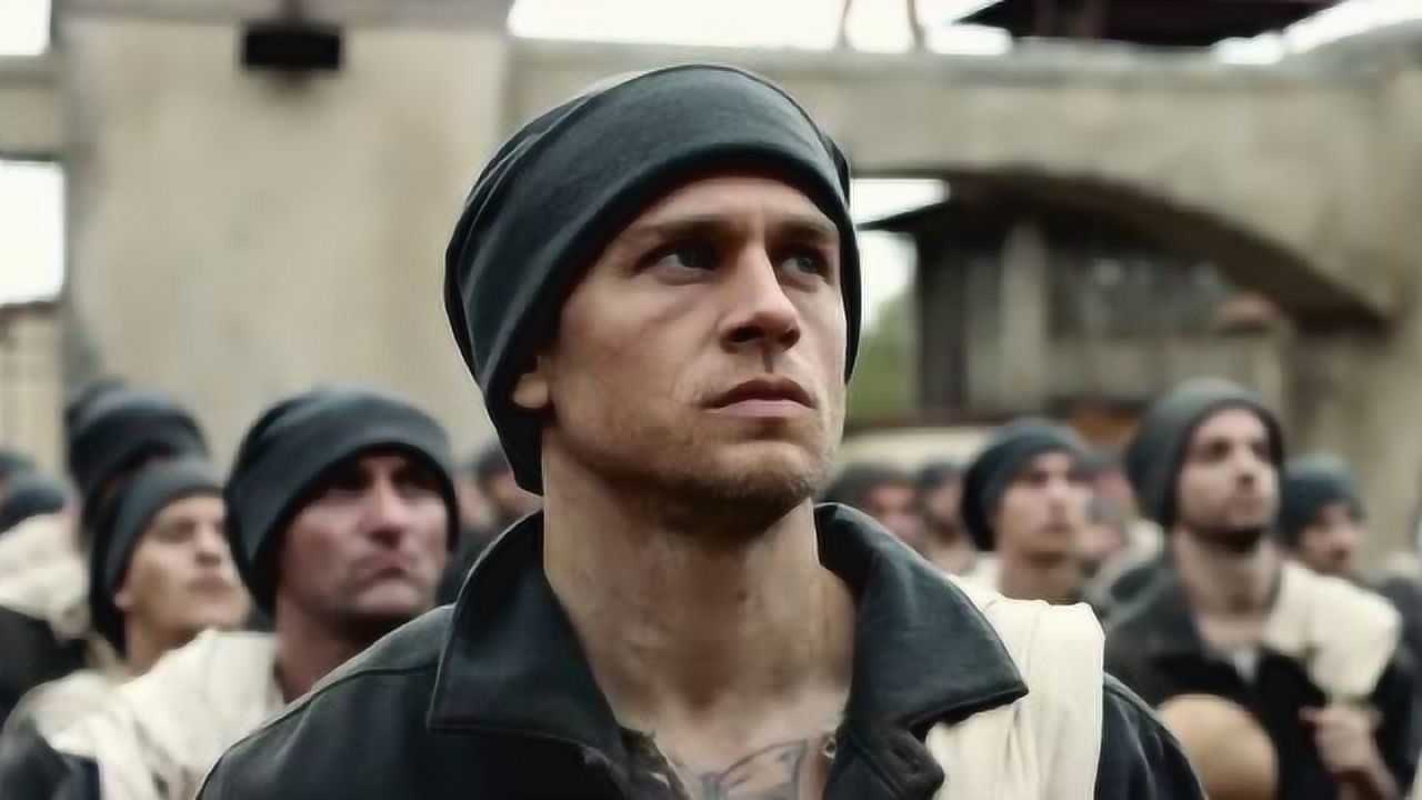 巴比龙一众犯人背着行囊站在一起安静的听监狱长讲话