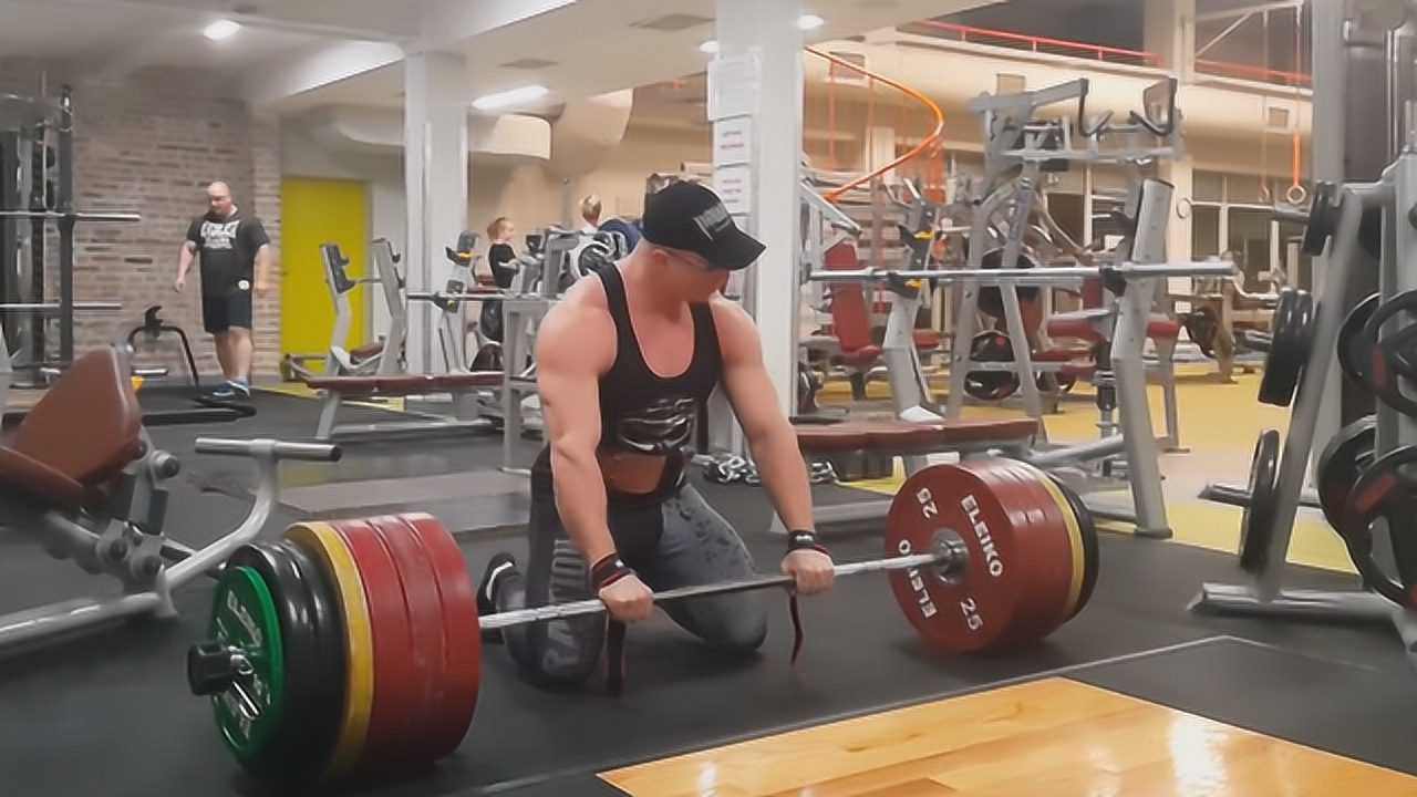 健身房里的肌肉猛男,进行玩命式杠铃硬拉,重量达到300公斤