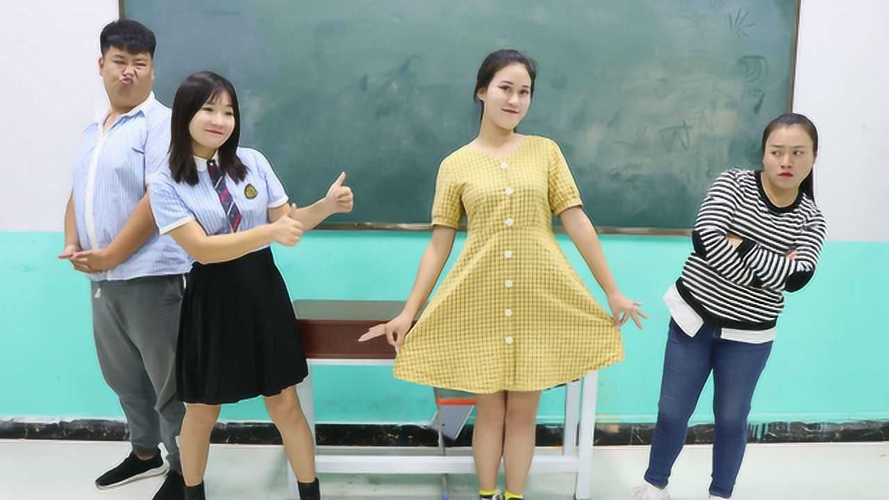 女同学偷穿老师的裙子没想女同学穿上后老师直夸漂亮太有趣了
