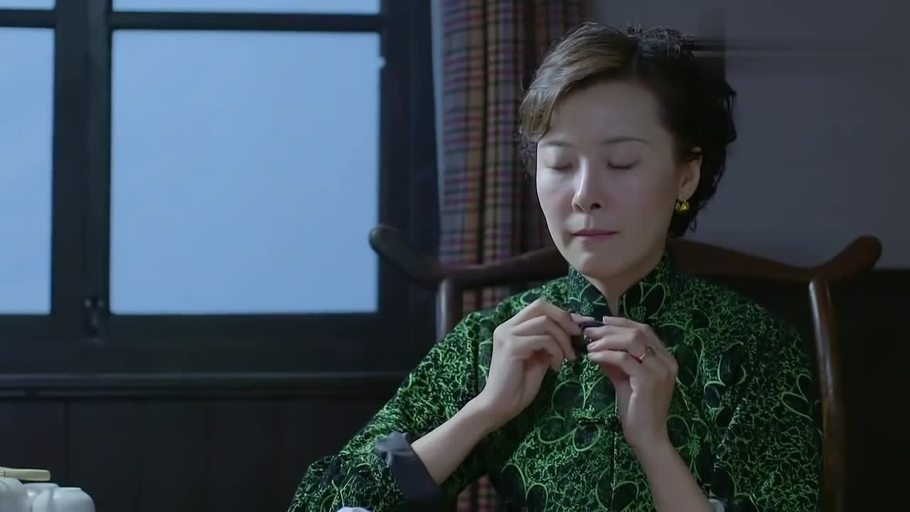 剧中机密情报被小孩捡到转交到爱财如命的包租婆手里