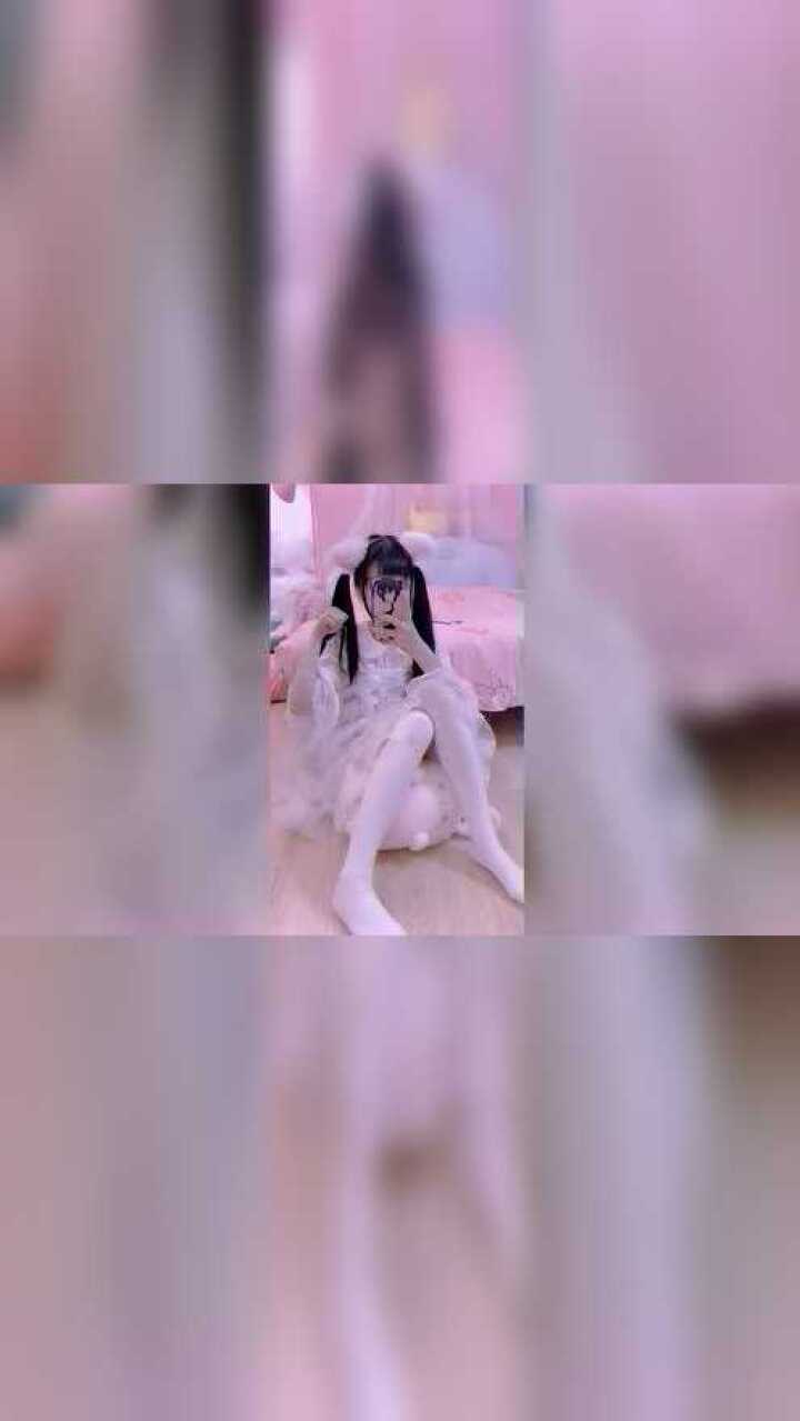 卖萌的小萝莉，穿着白色丝袜，声称自己一个能打八个_高清