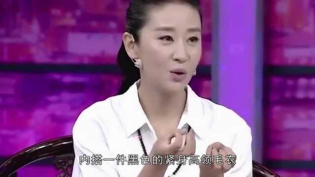 演员苗圃现身秀场,红唇搭配大红色西装,气场强大不输范冰冰