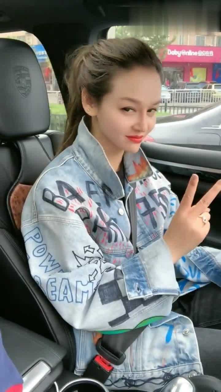 焱娃娃的妈妈又开着跑车去逛街,网友:难道女儿是赚钱工具吗?