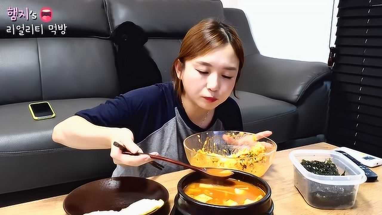 韩国美女吃播hamzy吃泡菜石锅拌饭泡菜大酱汤西葫芦豆腐