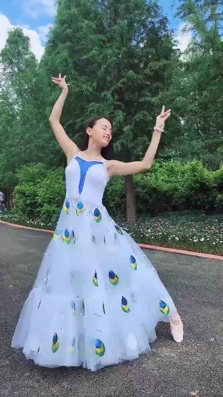 姑娘跳段孔雀舞,很多人都驾驭不了
