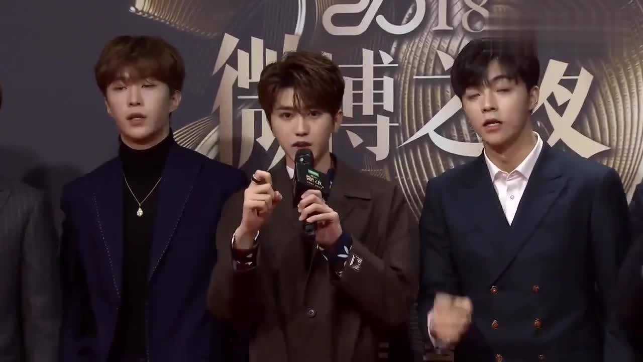 尤长靖拿到话筒连忙递给蔡徐坤不愧是队长好霸气