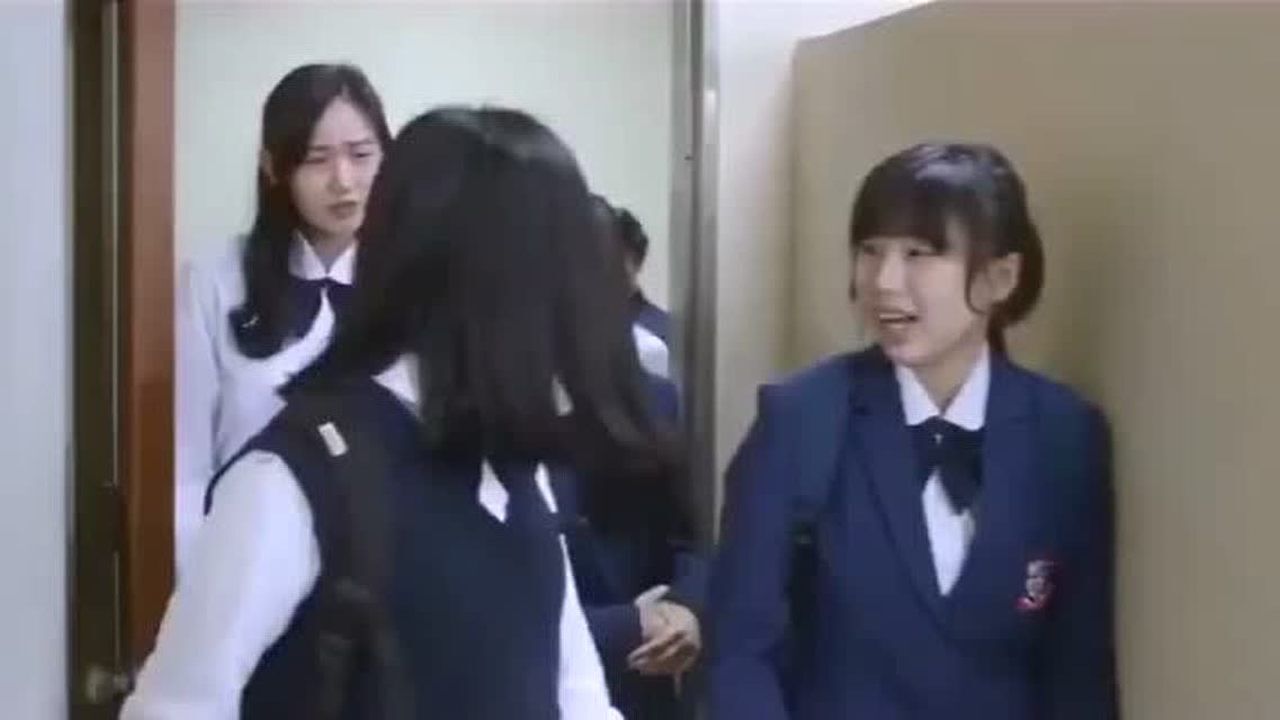 女学生在更衣室换衣服，刚说以前闹过鬼，突然衣柜里流出大量的血_高清