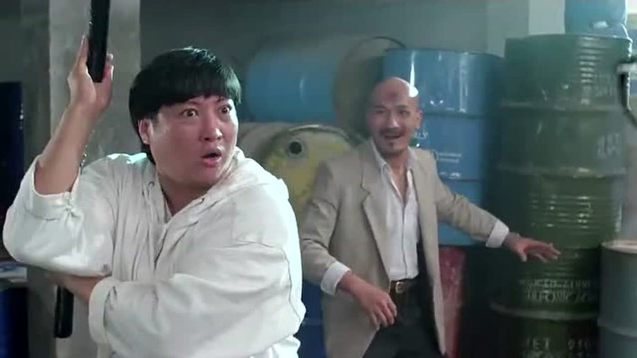 瘦虎肥龙大批人马再次到来肥龙手持双节棍奋力抵抗