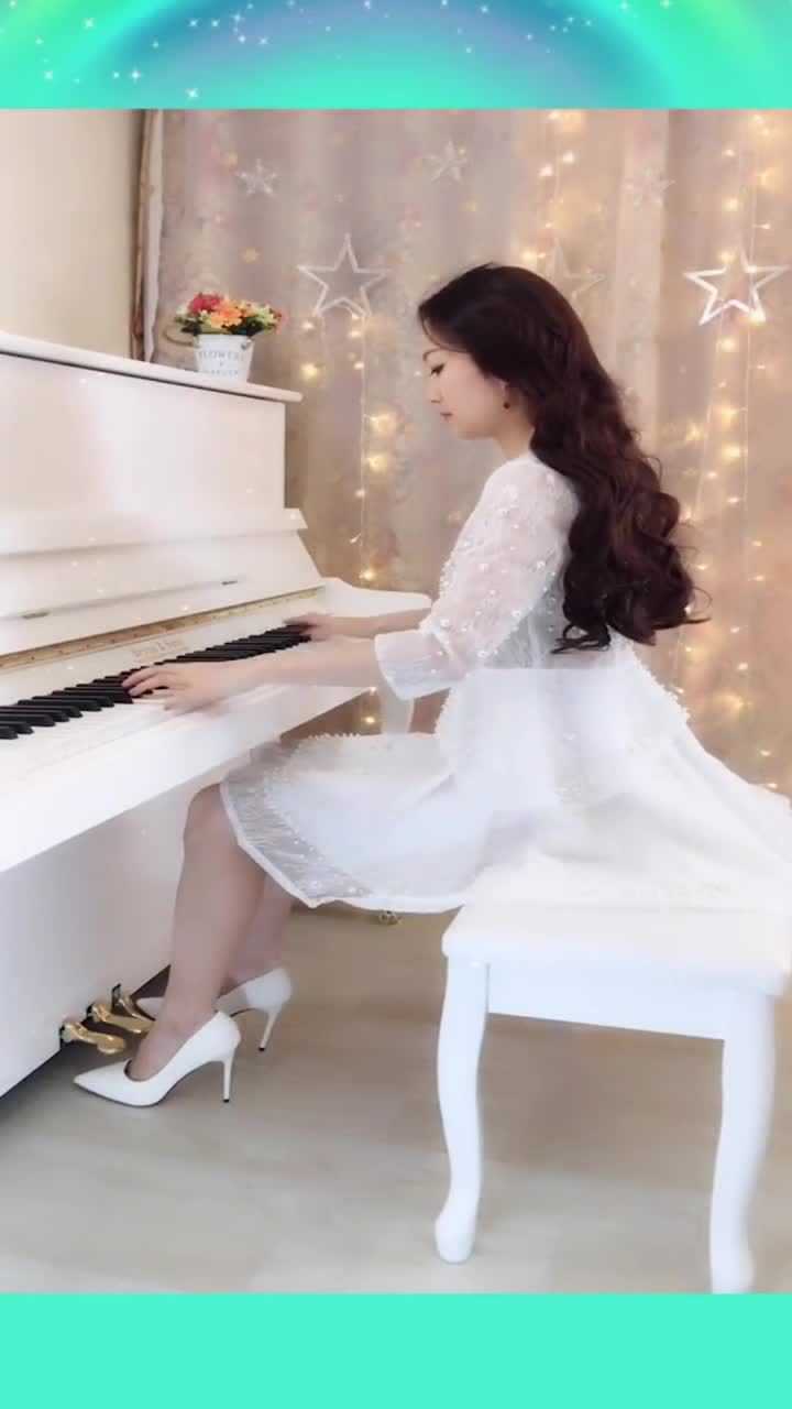 请的私人钢琴老师一束长发配上白色细跟高跟鞋女神气质十足