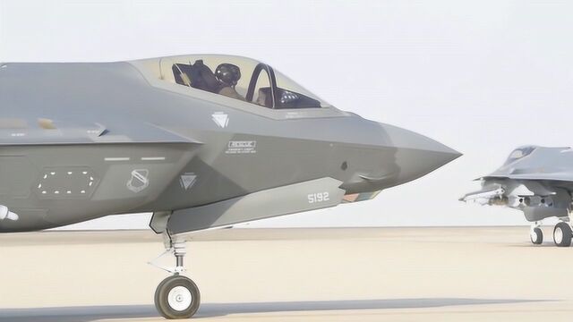 F35“闪电”战机满载激光制导武器滑跑升空