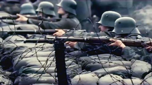 电影片段：大雨泥泞的战场，新兵杀红眼，一个人追到德军战壕里