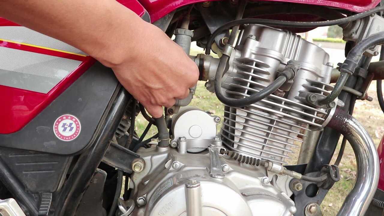 摩托车油门线断了如何安全的骑回家,老王教你一招,可轻松骑回来