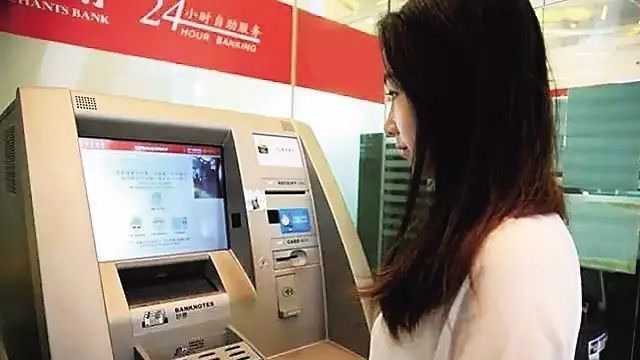 为什么银行总让客户在ATM上取款?看完终于明白其中猫腻,都是为分多点钱