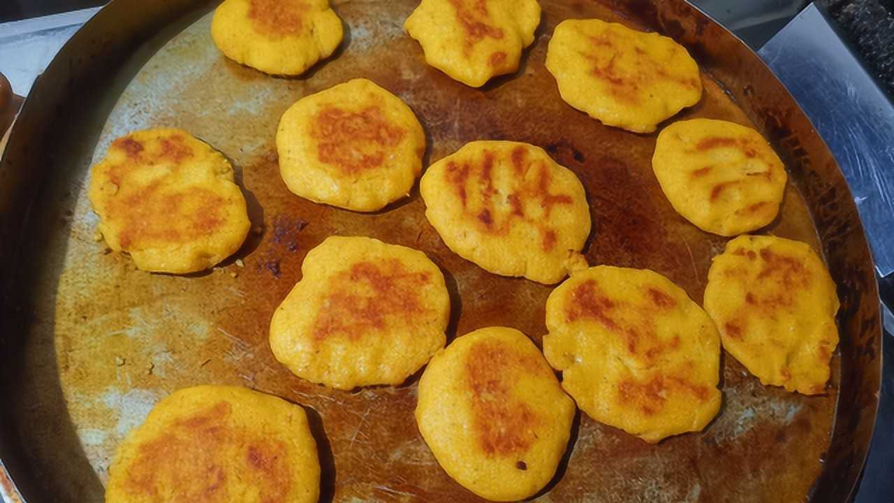 农村姑姑用饼铛做棒子面饼子,简单好学,比铁锅贴出来的喧腾!