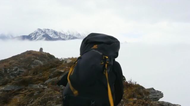 小伙爬上了高山,脚下就是许多云彩,这山是有多高?