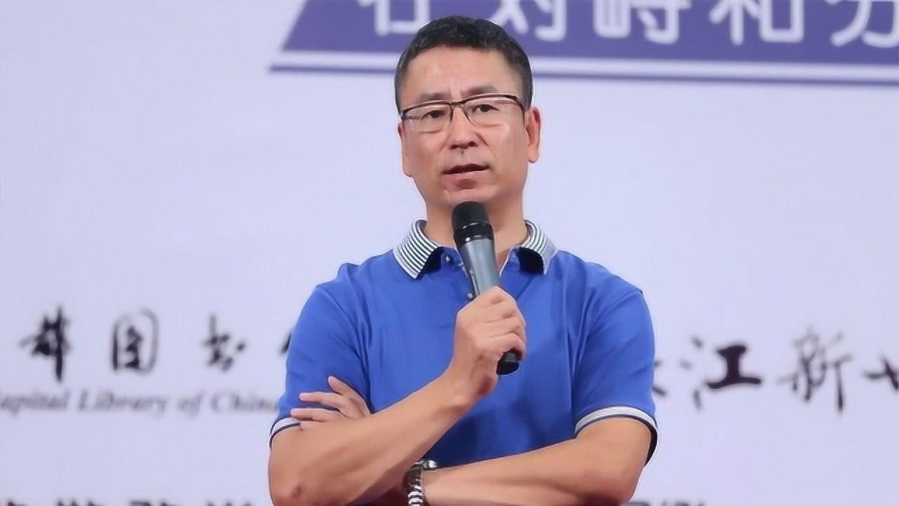 白岩松谈中国足球,一针见血直至要害,年轻人怎么踢球?