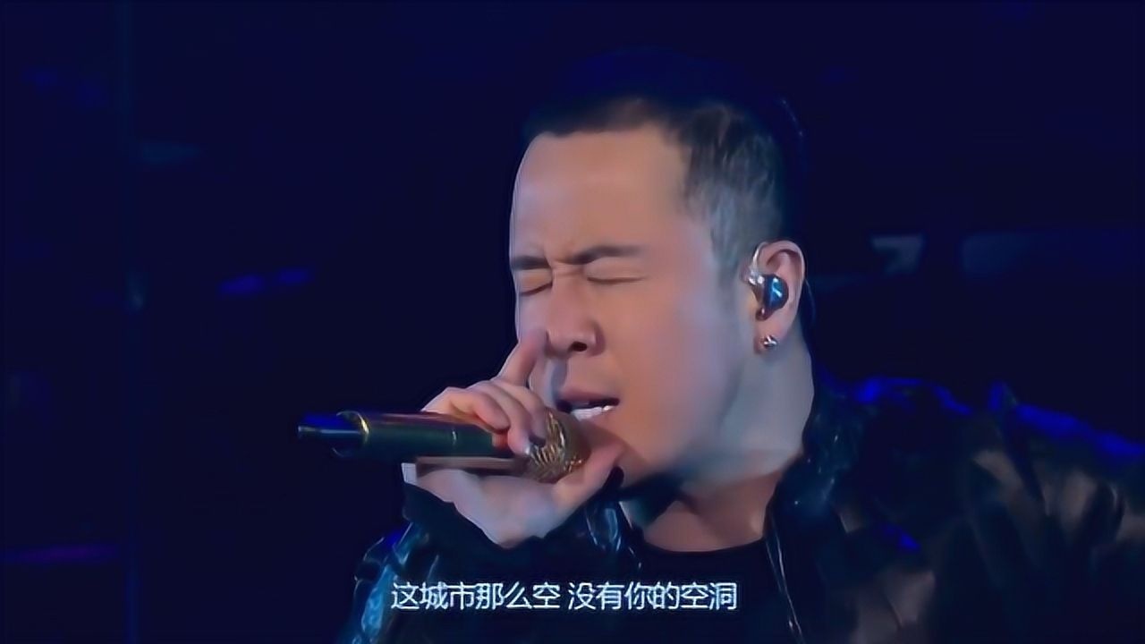 心空则成空,满城霓虹皆荒漠,杨坤演唱会演唱《空城》唱歌的样子太帅了