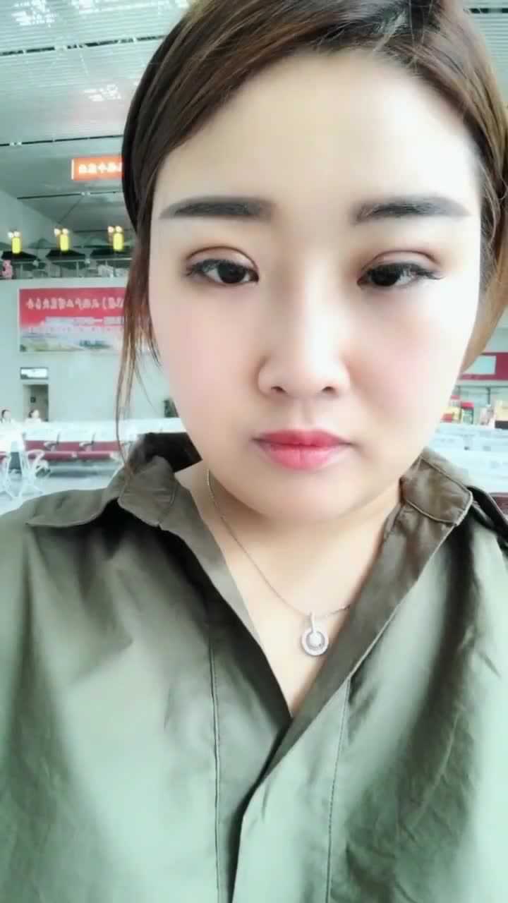 美女這是整容失敗了嗎雙眼皮是用鐮刀割的嗎太嚇人了