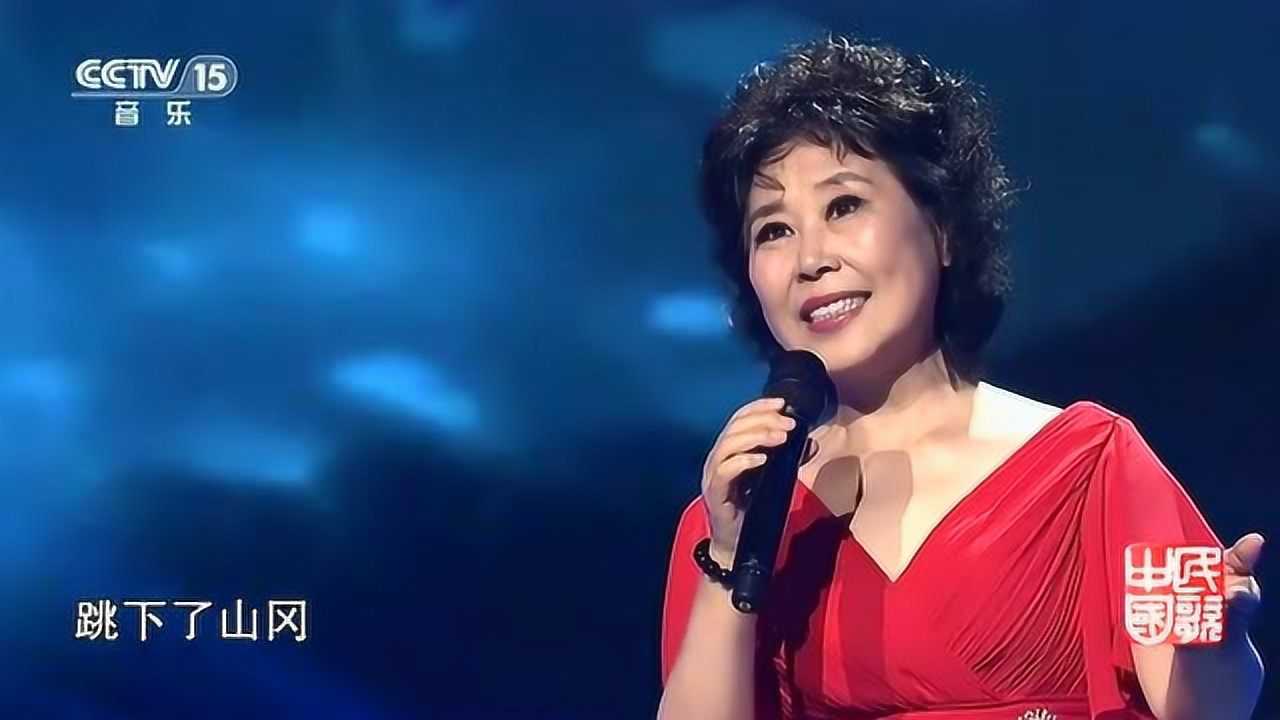 歌唱家卞小贞演唱的经典歌曲《泉水叮咚响》,依然是那么的好听!