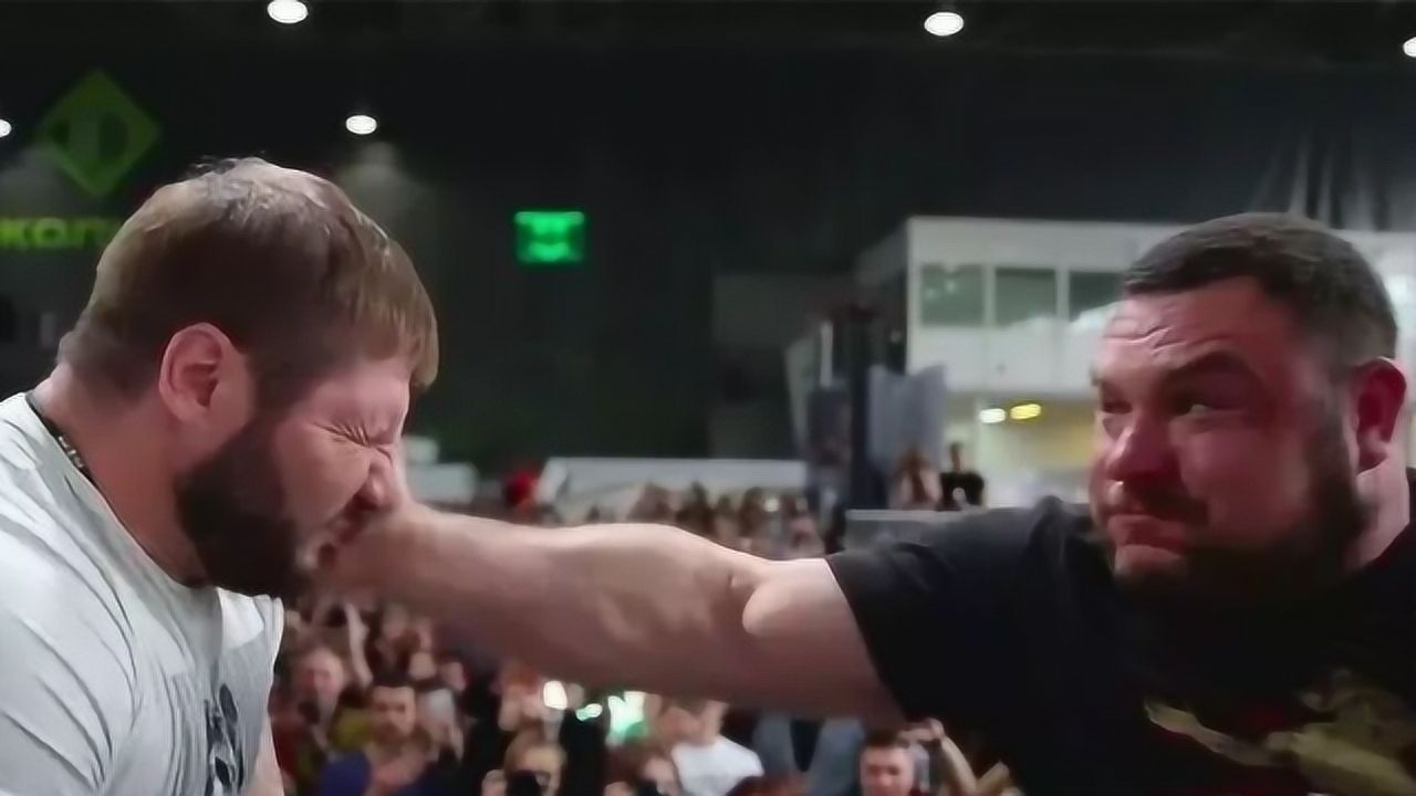 奇葩扇耳光大赛壮汉当场被扇晕