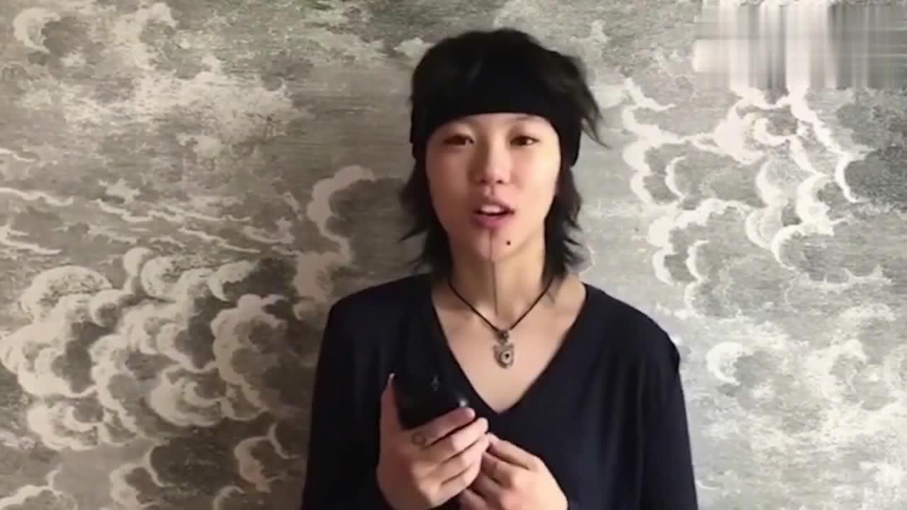 窦靖童平安夜晒与周迅合影 捏女友人脸颊超亲昵