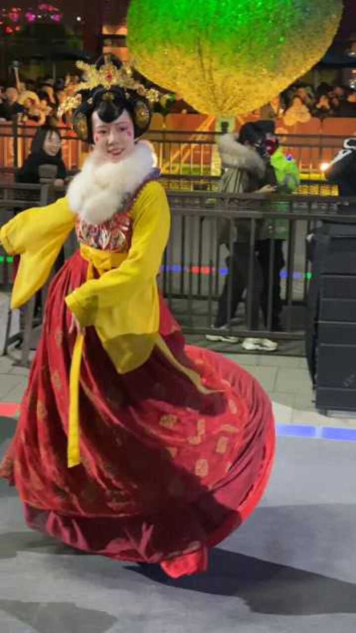 大唐不夜城不倒翁皮卡晨小姐姐表演