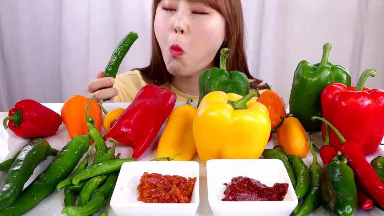 韩国女吃播吃各种生辣椒看看这表情我笑了