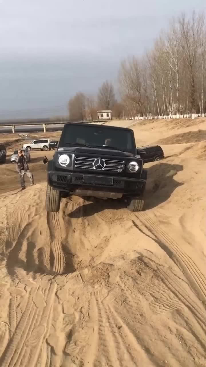 奔驰大g越野挑战交叉轴,猜猜它开了几把锁!