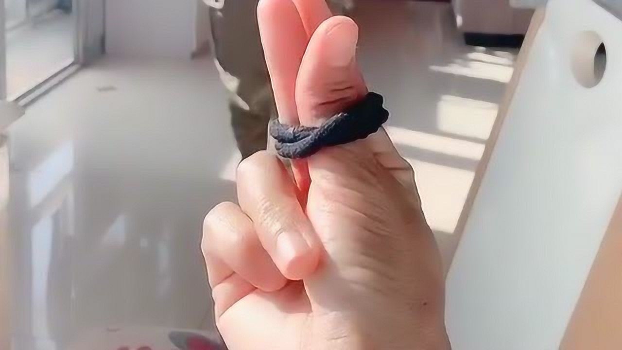 美女把皮筋捆在手上说自己最近手头有点紧,没想到小哥哥这样做,太奇葩