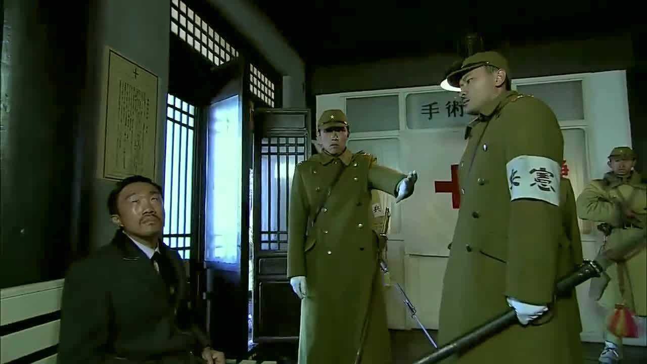 二炮手马大嘴西装革履配草鞋见到鬼子后只能尽力的争取时间